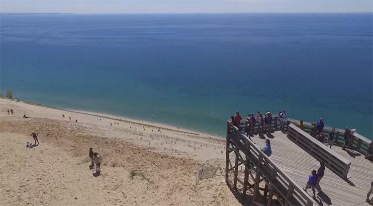 Drone vliegt over één van de mooiste plekken van Amerika Drone vliegt over één van de mooiste plekken van Amerika