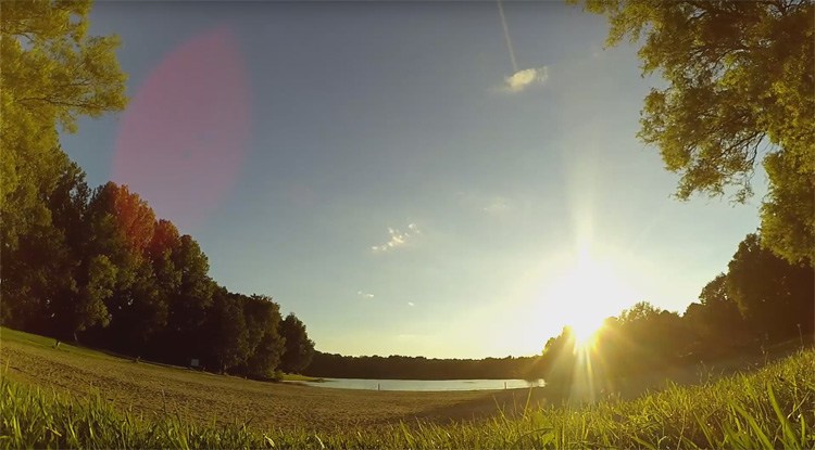 FPV freestyle op prachtige zomerdag FPV freestyle op prachtige zomerdag