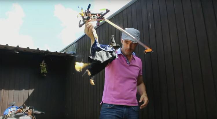 The witch project laat heksenpop echt vliegen The witch project laat heksenpop echt vliegen