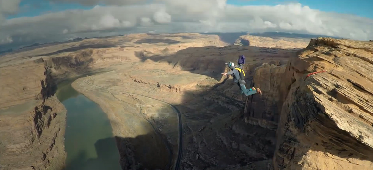 Mountainbikers, klimmers en base jumpers in prachtige drone showreel Mountainbikers, klimmers en base jumpers in prachtige drone showreel