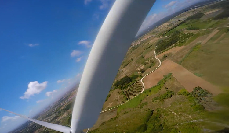 FPV racen bij windmolen en water in Portugal FPV racen bij windmolen en water in Portugal
