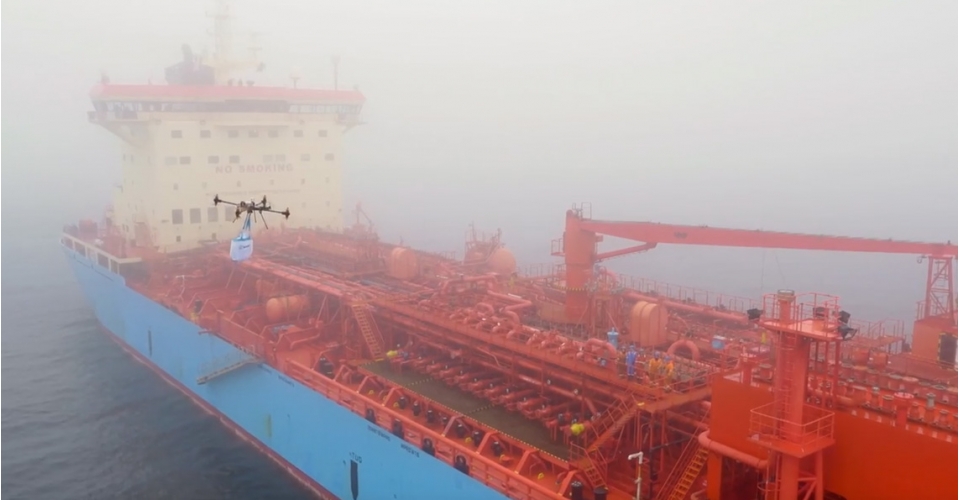 Maersk gebruikt drone om koekjes naar tanker te brengen