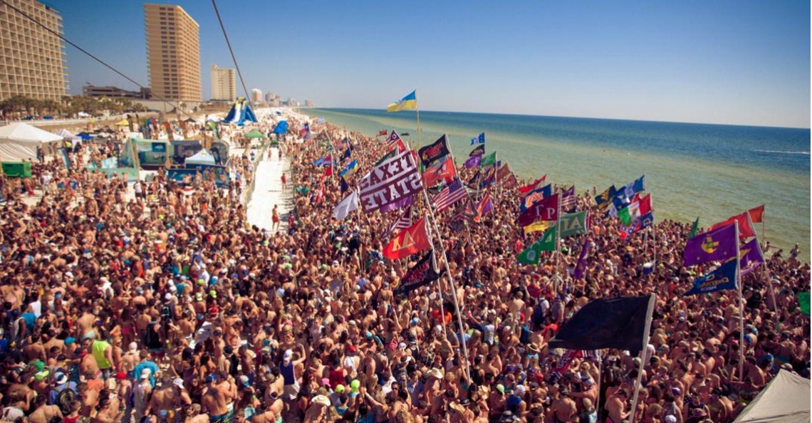 Drones monitoren feestgangers Spring Break