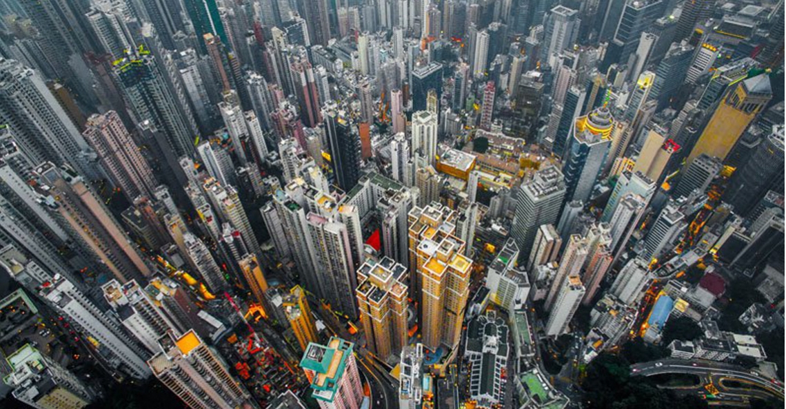 Dronefoto's laten dichtbevolkt Hong Kong zien