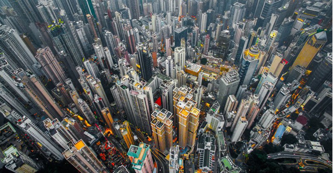 Dronefoto's laten dichtbevolkt Hong Kong zien