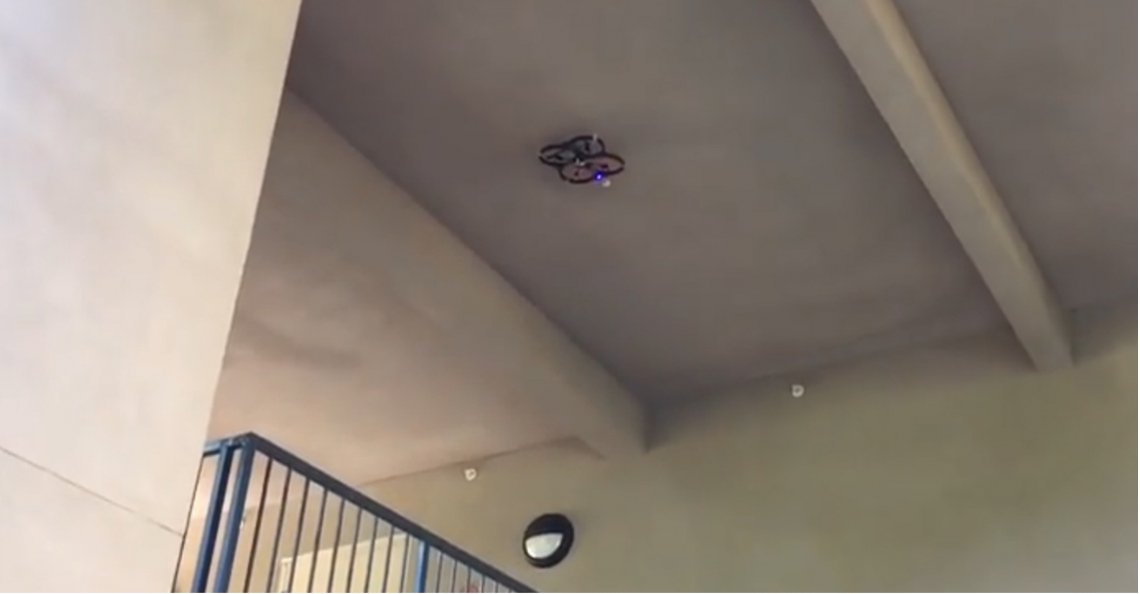 De quadcopter die kan landen op muren en plafonds