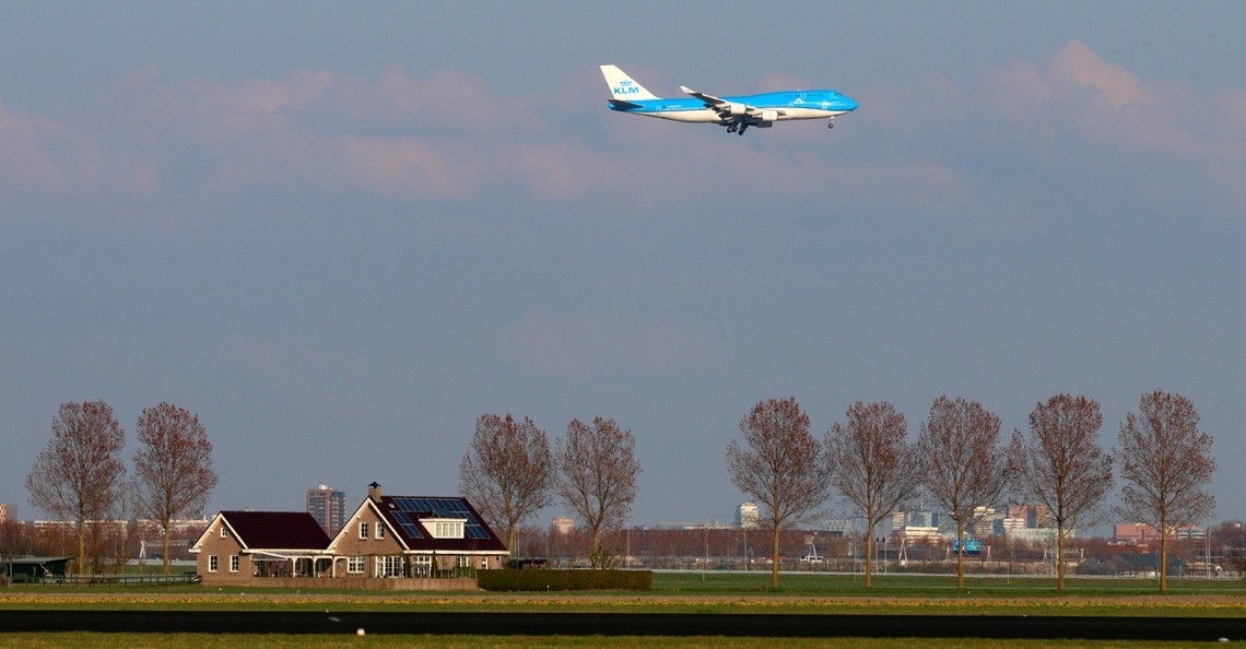 Politie Landelijke Eenheid neemt drone in beslag bij Schiphol