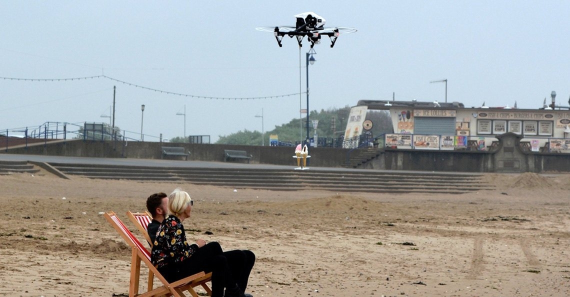 DJI Inspire 1 bezorgt ijsjes op het strand