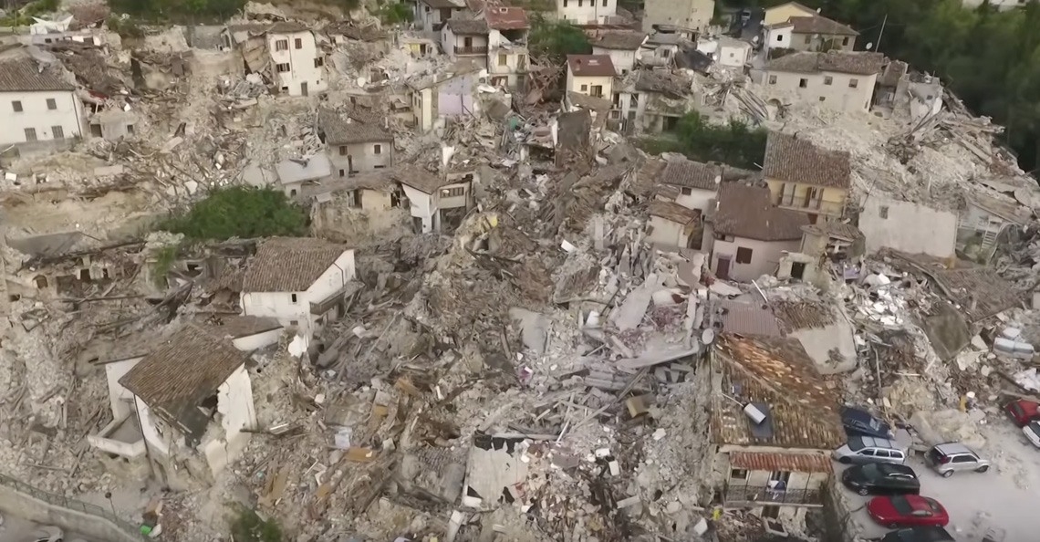 Dronevideo's tonen ravage van aardbevingen in Italië