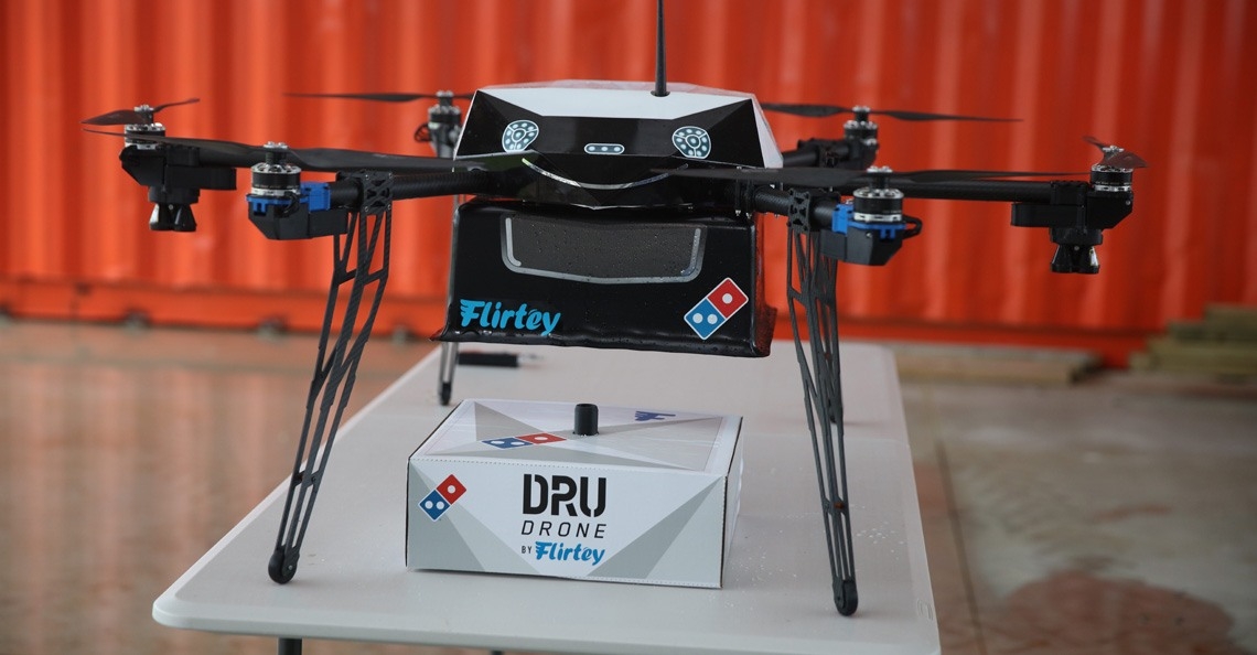 Domino's en Flirtey voeren eerste commerciële bezorgservice uit