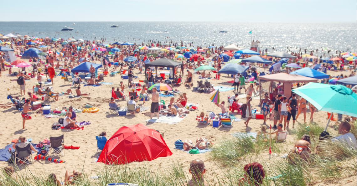 Drones zoeken naar vermiste kinderen op het strand