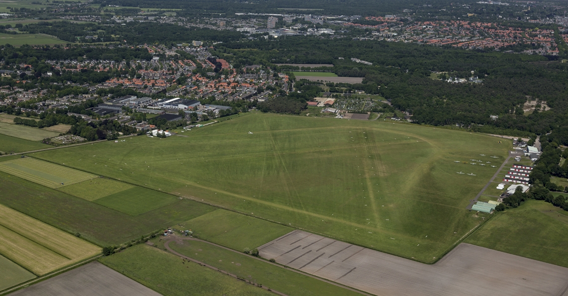 Drone vliegt in verlengde van landingsbanen vliegveld Hilversum