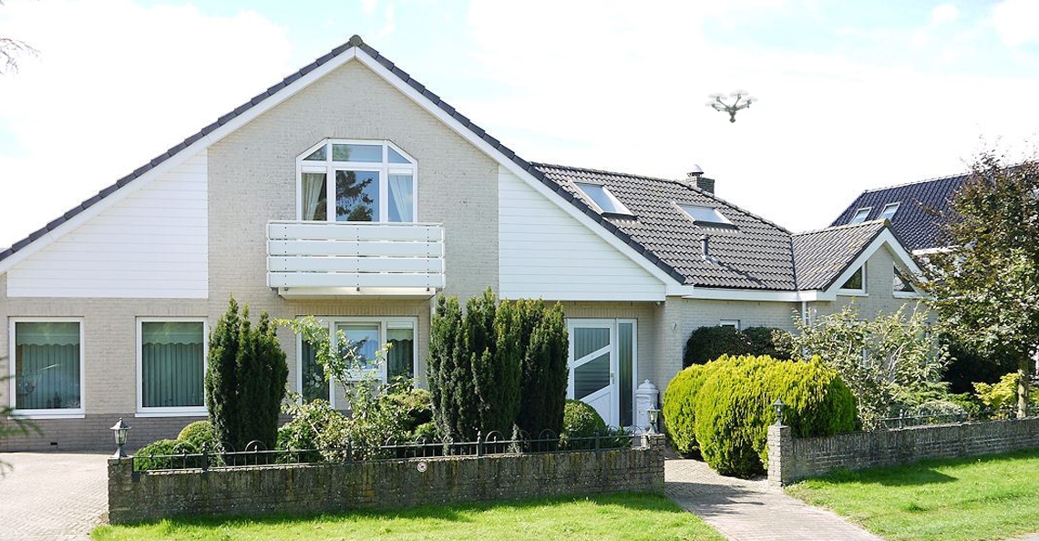 Vrijstaand huis Koos Alberts gefilmd met drone