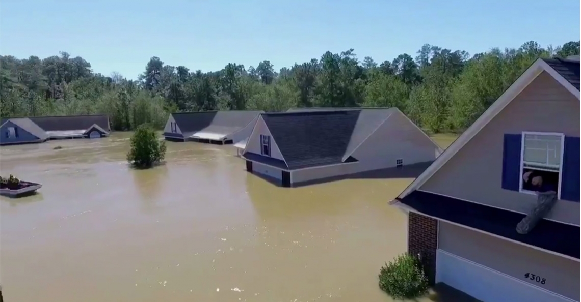 Drone redt een man tijdens overstroming in North Carolina