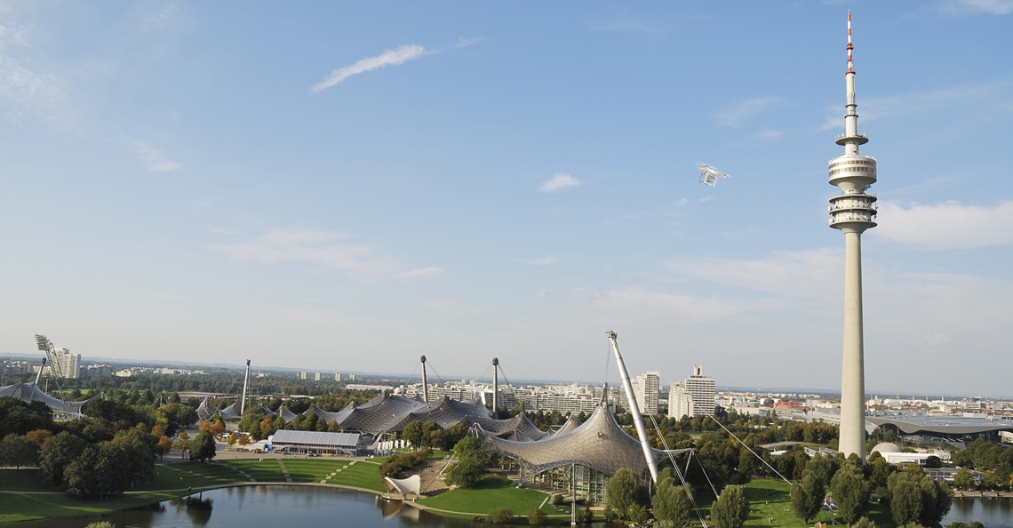 Drone crasht tegen Olympiatoren in München