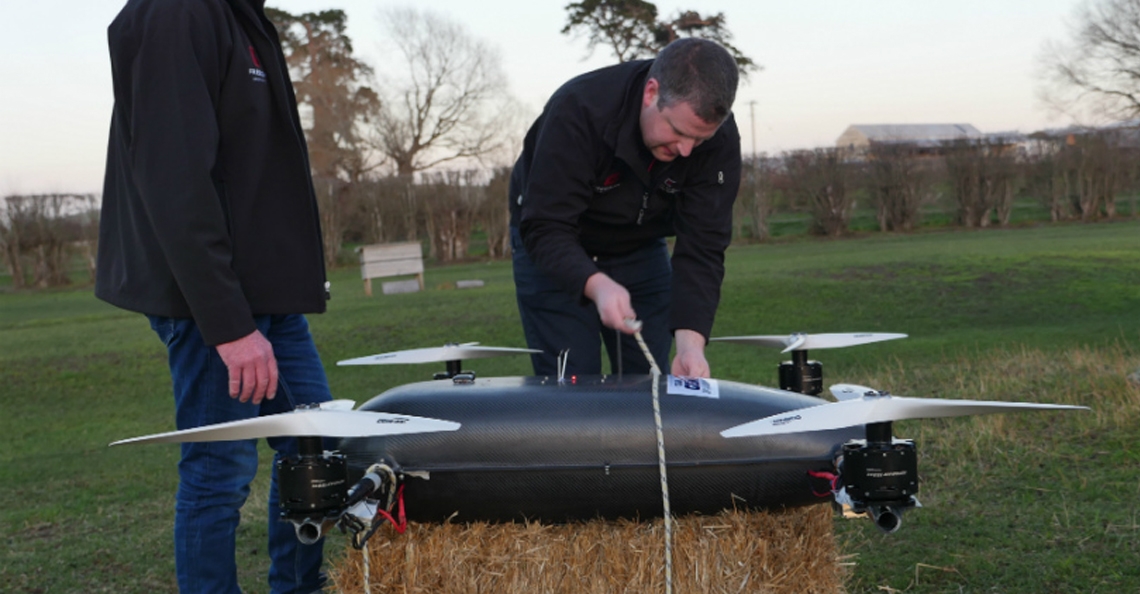 Grote racing drones zijn leuker om naar de kijken