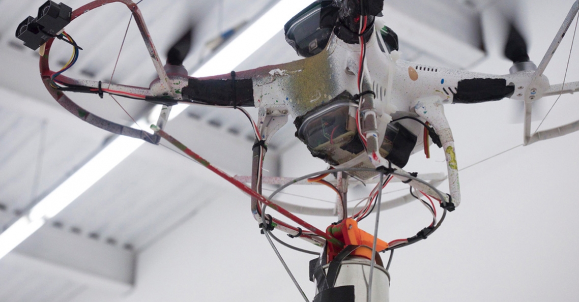 Drone spuit autonoom anti-Trump graffiti