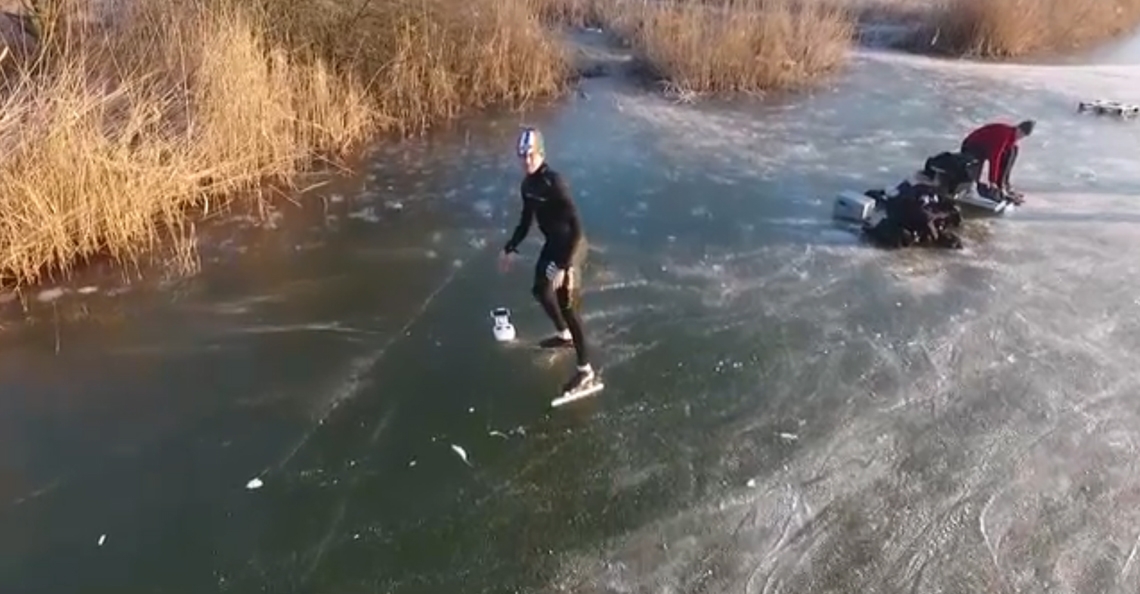 Schaatser Stefan Groothuis gebruikt 'follow me' functie op Oude IJssel