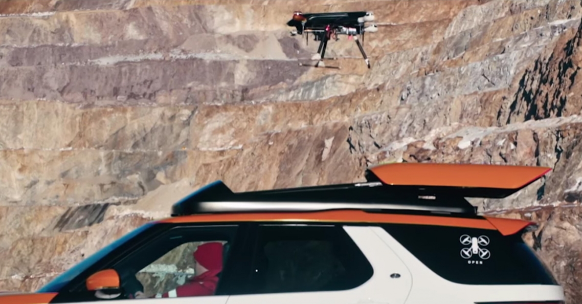 Land Rover demonstreert SUV met landingssysteem voor drones