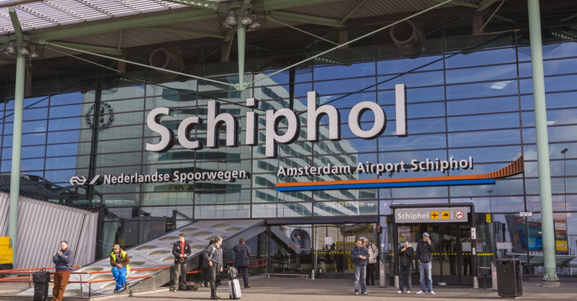 Dronepiloot staande gehouden voor vliegen bij Schiphol