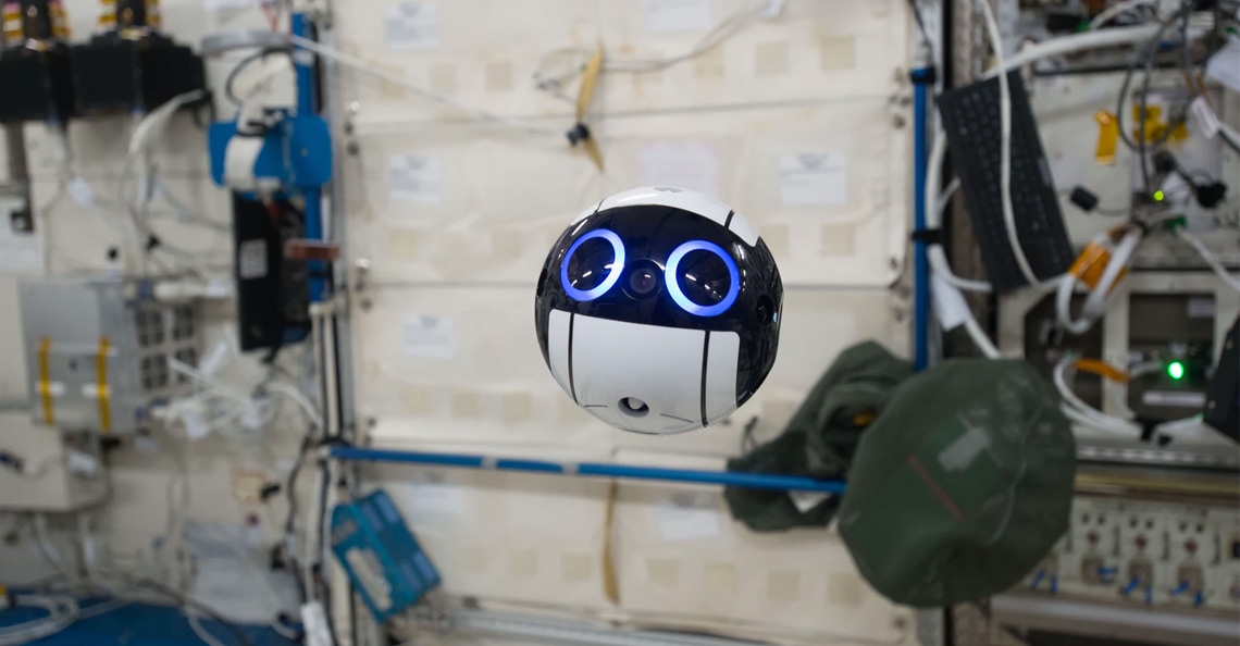 Drone bal filmt op het Internationale Ruimtestation