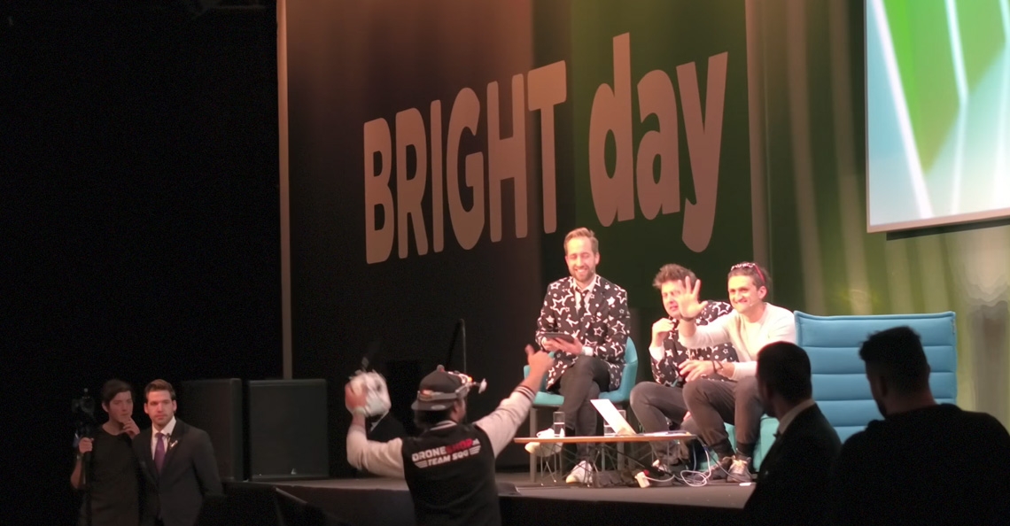 Vince Irie trollt Casey Neistat tijdens Bright Day 2017