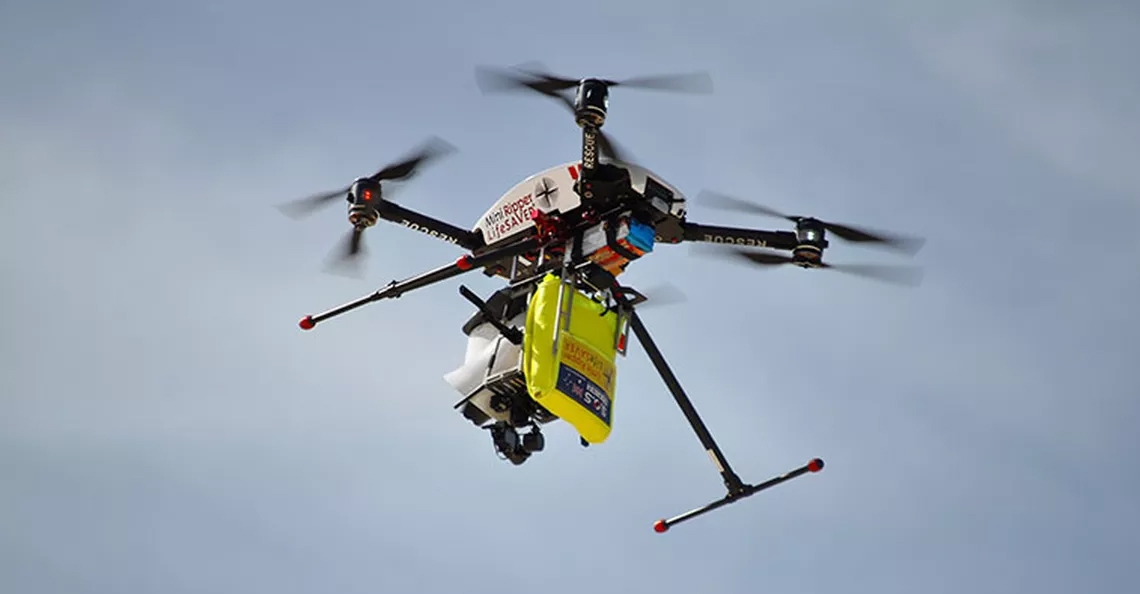 Drone redt Australische tieners in ruige zee