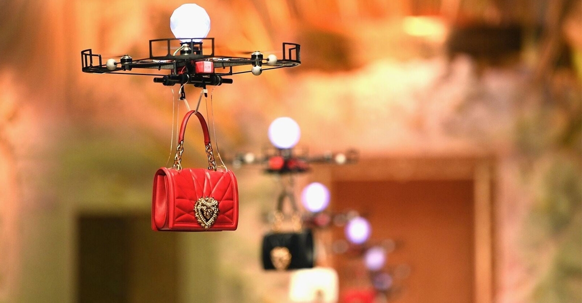 Dolce & Gabbana showt handtassen met drones op de catwalk