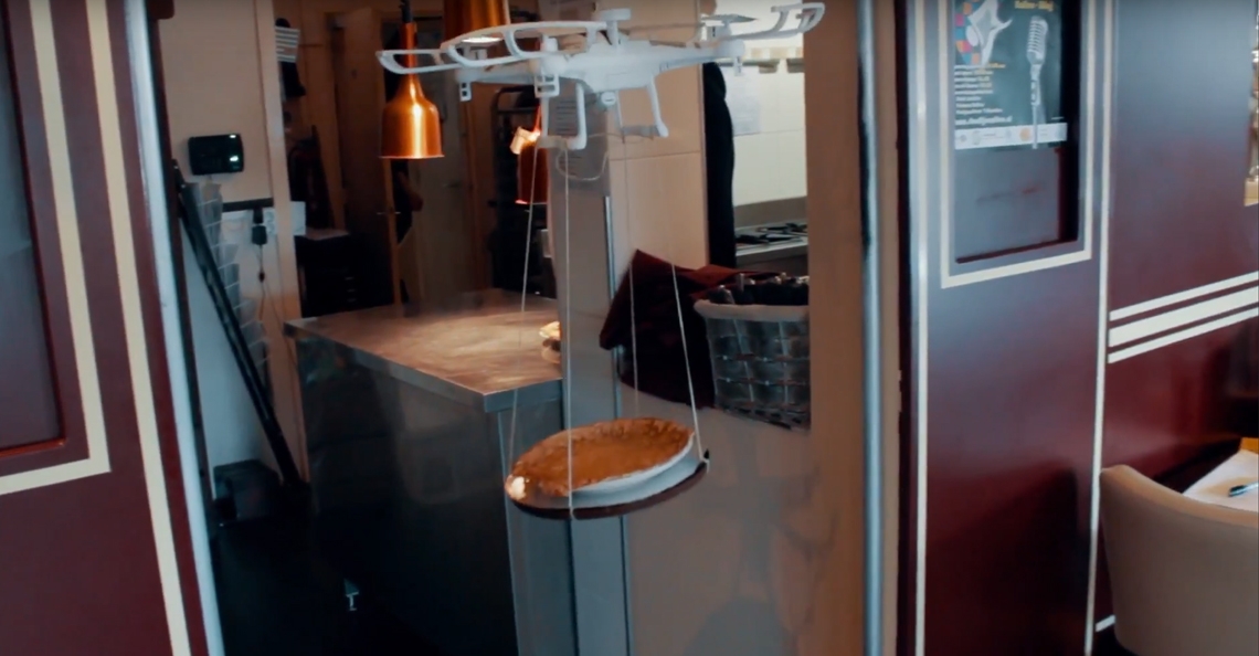 Drone serveert pannenkoek aan tafel op 1e Paasdag 2018