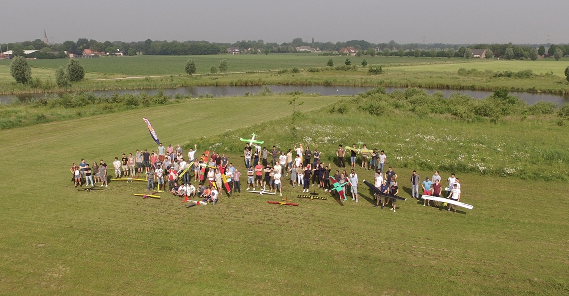 Studenten luchtvaarttechnologie InHolland testen bouwprojecten in Oosterhout