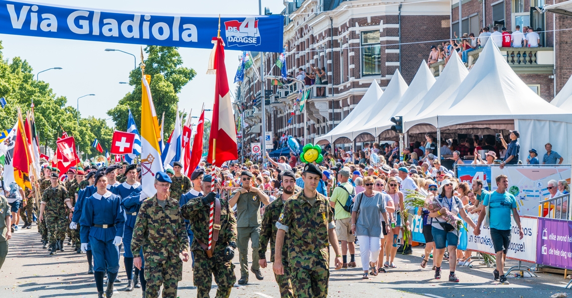 Defensie begeleidt lopers tijdens Nijmeegse Vierdaagse met drone
