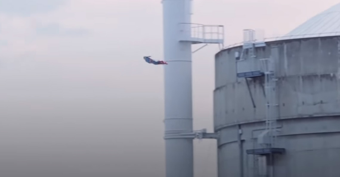 Greenpeace laat Superman-drone crashen tegen kerncentrale in Frankrijk