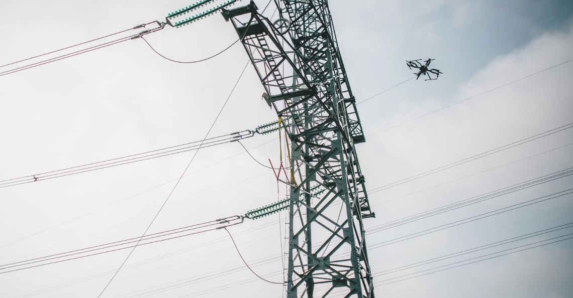 Energiebedrijf Spie legt eerste Nederlandse hoogspanningskabel aan met drone