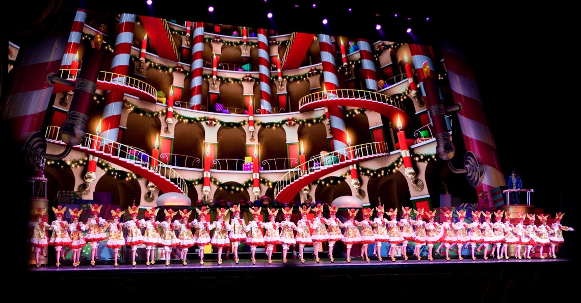 Lichtshow met honderd Intel drones tijdens Christmas Spectacular show in Manhattan