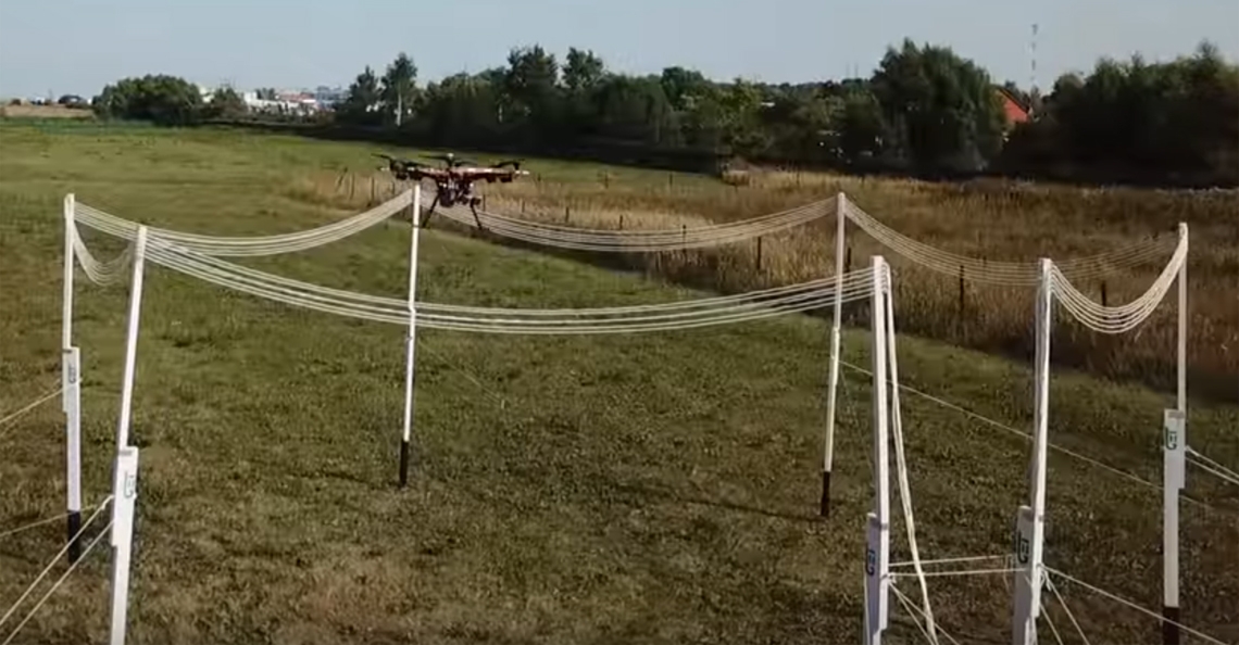 Drone laadt draadloos op terwijl hij vliegt