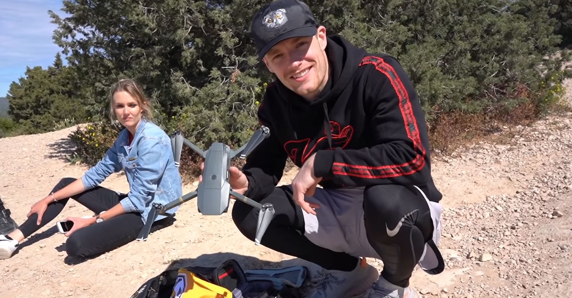 Enzo Knol raakt drone kwijt op Spaanse eiland Ibiza