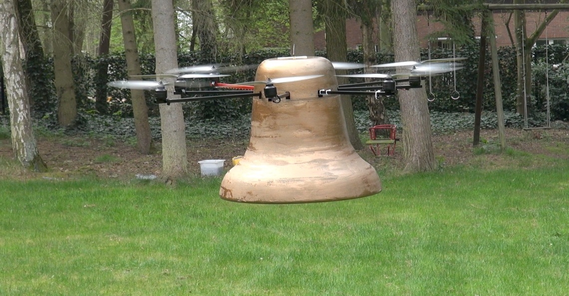 Antwerpenaar trekt bekijks met Paasklok-drone gevuld met chocolade eieren