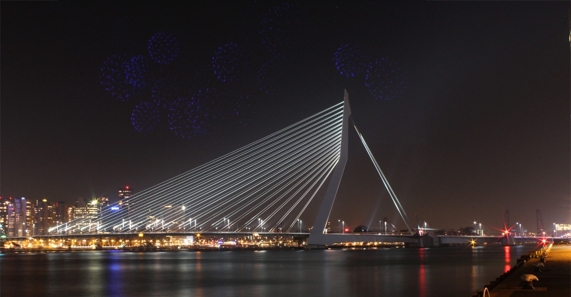 Burgemeester Rotterdam onderzoekt mogelijkheid drone lichtshow tijdens jaarwisseling