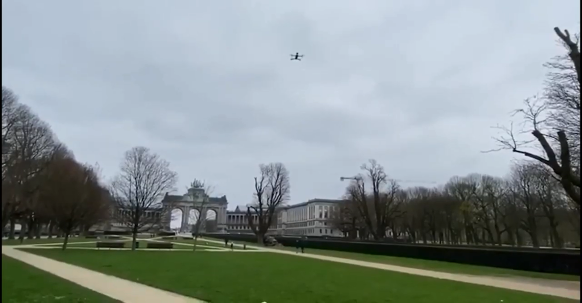 Belgische politiedrone met luidspreker attendeert op coronamaatregelen
