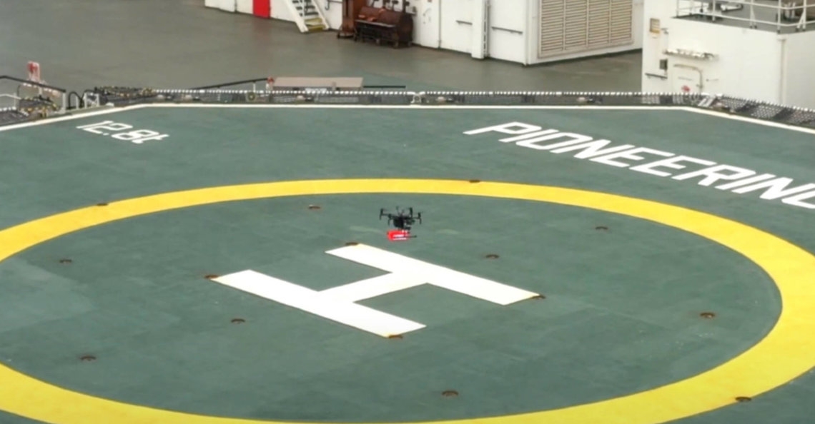 Drone levert onderdelen aan schip in Rotterdamse haven