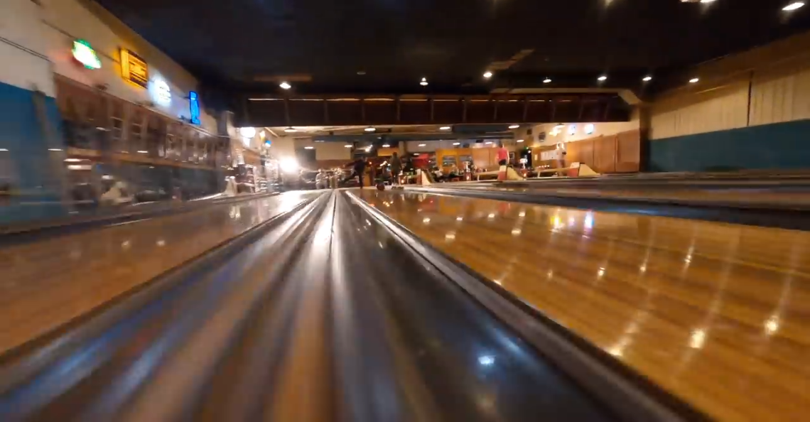 Waan je op een luxe bowlingbaan met filmische FPV-video