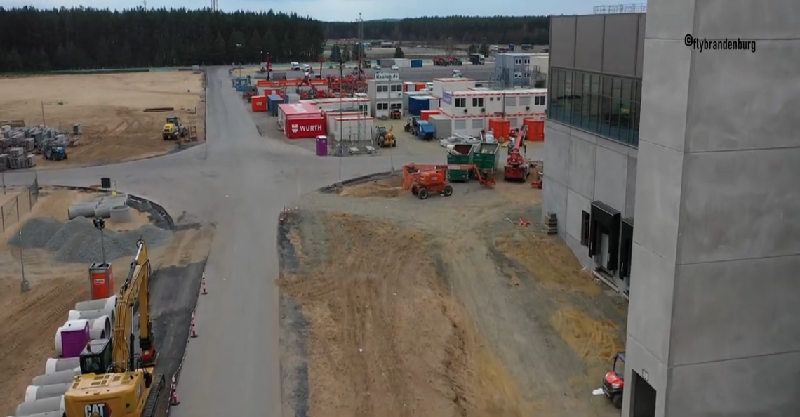 Dronevideo geeft tour door gigantische Tesla-fabriek in aanbouw