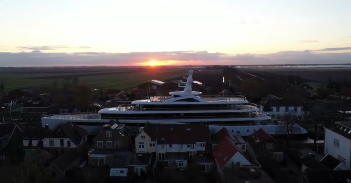 Drone filmt megajacht dat vaart door Zuid-Hollandse kanalen