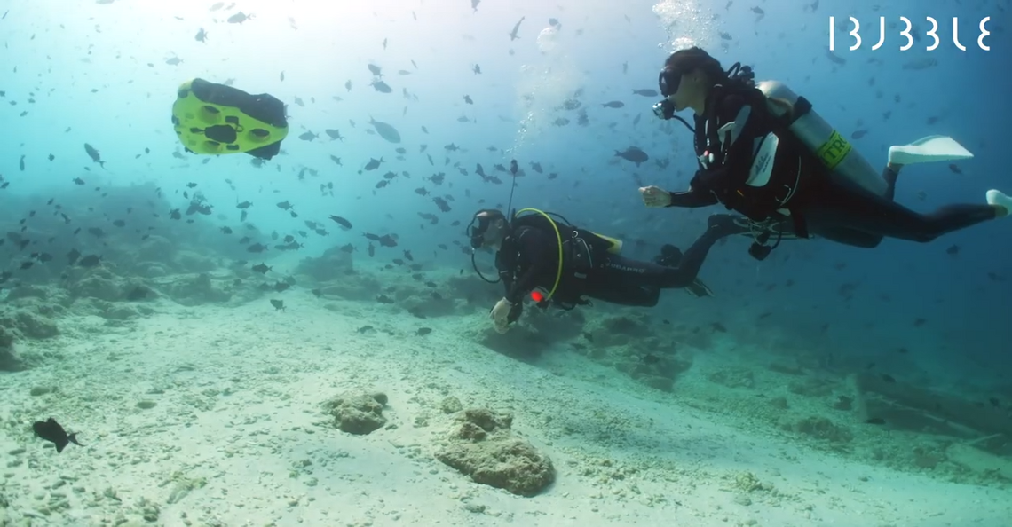 iBubble maritieme drone volgt en filmt elke beweging van een duiker