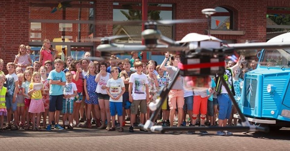Drone bezorgt vers geplukte aardbeien op school in België