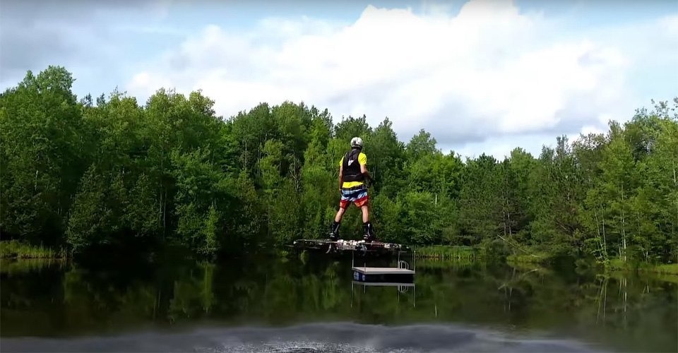 Canadees ontwikkelt hoverboard en vliegt over water