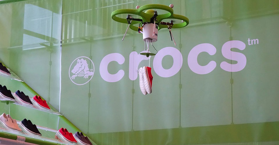 Crocs pop-up store gebruikt drones om klanten te bedienen