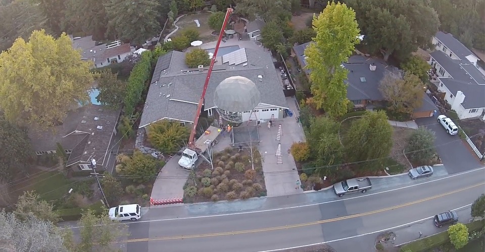 Familie bouwt Death Star uit Star Wars na op eigen huis met Halloween