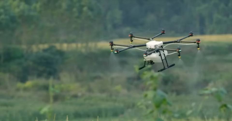 dji agras mg 1 octocopter landbouw lancering gewas bespuiten farming drone 2015