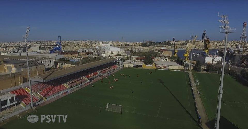 Drone vliegt boven training PSV Eindhoven